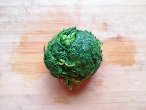 焯过水的荠菜过凉水，挤干水分。