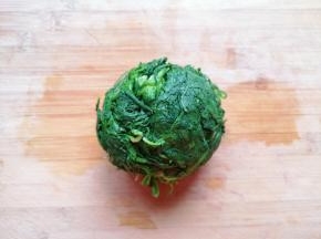 焯过水的荠菜过凉水，挤干水分。