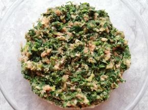 放在肉馅里面搅拌均匀。