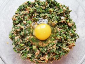 打入一个鸡蛋搅拌均匀，蒸饺馅完成。