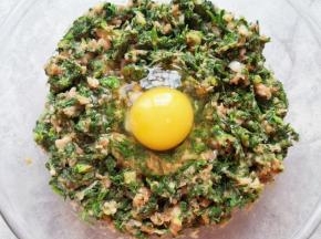 打入一个鸡蛋搅拌均匀，蒸饺馅完成。