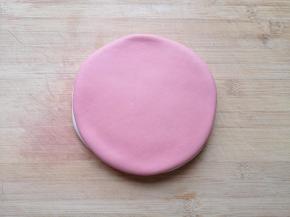 饧好的面团再次揉光，擀开成圆饼状摞在一起。