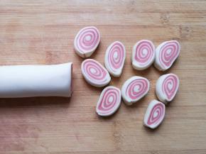 继续擀薄以后卷起来，切成小剂子。