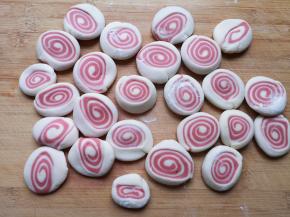 将小剂子压扁。