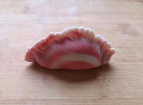 用大拇指和食指稍微用劲搓一下挤出花边，一个漂亮的大蒸饺就包好了。