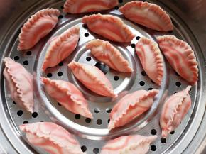 蒸锅内放水，篦子上刷上一层食用油，放上做好的蒸饺，凉水上锅，上汽后转中火蒸25分钟关火。