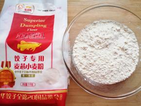准备好金龙鱼饺子专用麦芯小麦粉。