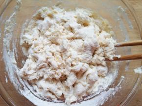 饺子粉中先加入盐和玉米油混合均匀，再加入温水，用筷子搅拌成絮状 。