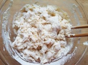 饺子粉中先加入盐和玉米油混合均匀，再加入温水，用筷子搅拌成絮状 。