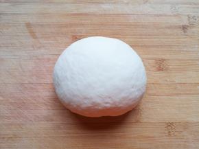 倒在案板上揉成面团，盖上保鲜膜饧半个小时。