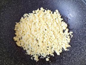 锅内倒入食用油烧热，鸡蛋打散，倒入蛋液滑炒成型，用铲子敲碎，盛出晾凉。