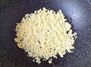 锅内倒入食用油烧热，鸡蛋打散，倒入蛋液滑炒成型，用铲子敲碎，盛出晾凉。