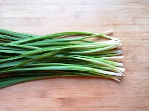 韭菜择洗干净，控干水分。