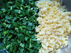 将切碎的韭菜和鸡蛋放在一起，搅拌均匀，让炒鸡蛋油浸一下韭菜。