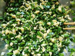 再根据自己的口味加入盐，搅拌均匀即可。