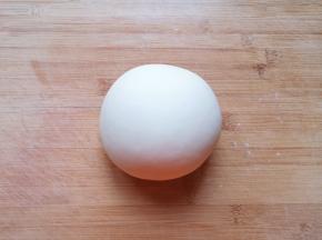 饧好的面团揉光。