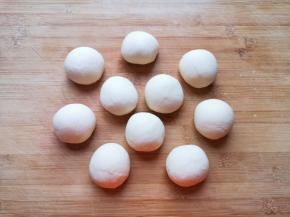 搓成长条状，分成小剂子揉圆。