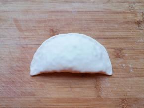 把另一半面皮盖过来，捏紧封口。