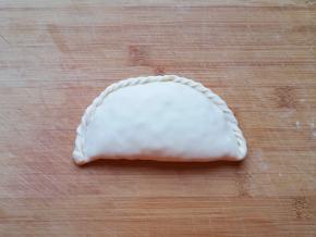 捏出花边，一个菜盒子就做好了。