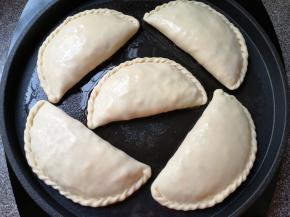 电饼铛上下盘预热，刷上一层食用油，放入做好的菜盒子，菜盒子上面也刷上一层食用油，盖上电饼铛，选择“馅饼”功能启动。