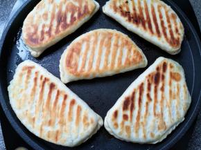 大概8分钟左右，两面金黄菜盒子就熟了。