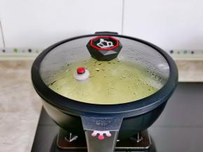 盖上盖子小火煎，锅中的滋啦滋啦声音越来越小时，再焖2分钟至水分彻底干。