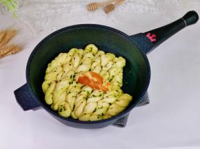 打开盖子撒上葱花与熟芝麻。