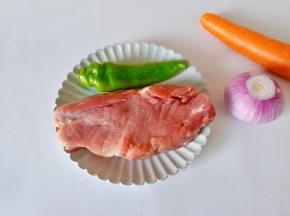 青椒、洋葱、胡萝卜准备好。