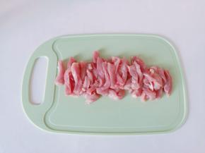 将瘦肉切成粗细的小段。