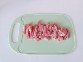 将瘦肉切成粗细的小段。