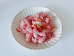 加盐一勺搅拌均匀腌制10分钟。