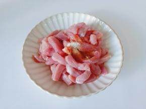 加盐一勺搅拌均匀腌制10分钟。