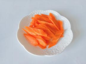 胡萝卜削皮切成菱形。