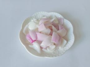 洋葱切小块备用。