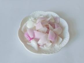 洋葱切小块备用。