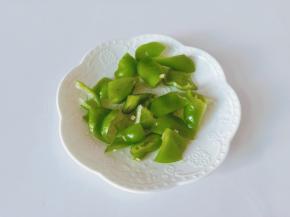 青椒去籽切小块。