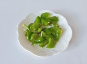 青椒去籽切小块。
