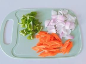 胡萝卜切菱形，先要斜着切长段再切。