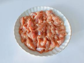 腌好的肉中加入鸡蛋与淀粉抓上浆。