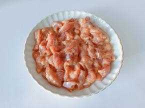 腌好的肉中加入鸡蛋与淀粉抓上浆。