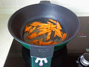 锅中留少许底油，倒胡萝卜大火翻炒至断生。
