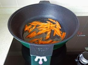 锅中留少许底油，倒胡萝卜大火翻炒至断生。