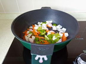 加入洋葱与青椒丁翻炒。