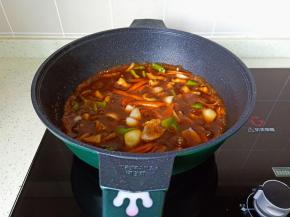 倒入调好的料汁大火快速翻炒。