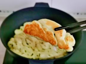 煎至底部金黄，从花卷的缝隙中倒入纯净水，水量到花卷的三分之一即可。