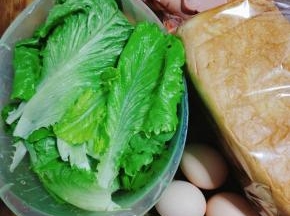 准备好所需的材料:

吐司面包6片，鸡蛋3个，沙拉酱适量，生菜适量，双汇火腿肠1根！