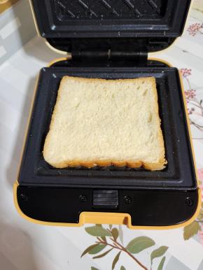 再次刷适量的油，放入吐司面包！