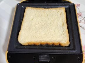 再次刷适量的油，放入吐司面包！