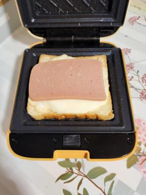 放入一片切好的火腿肠，有条件的可以换成培根！