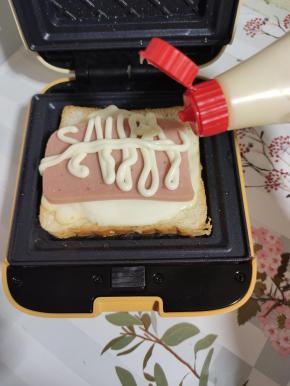 挤上适量的沙拉酱！也可以用芝士，奶酪来代替！